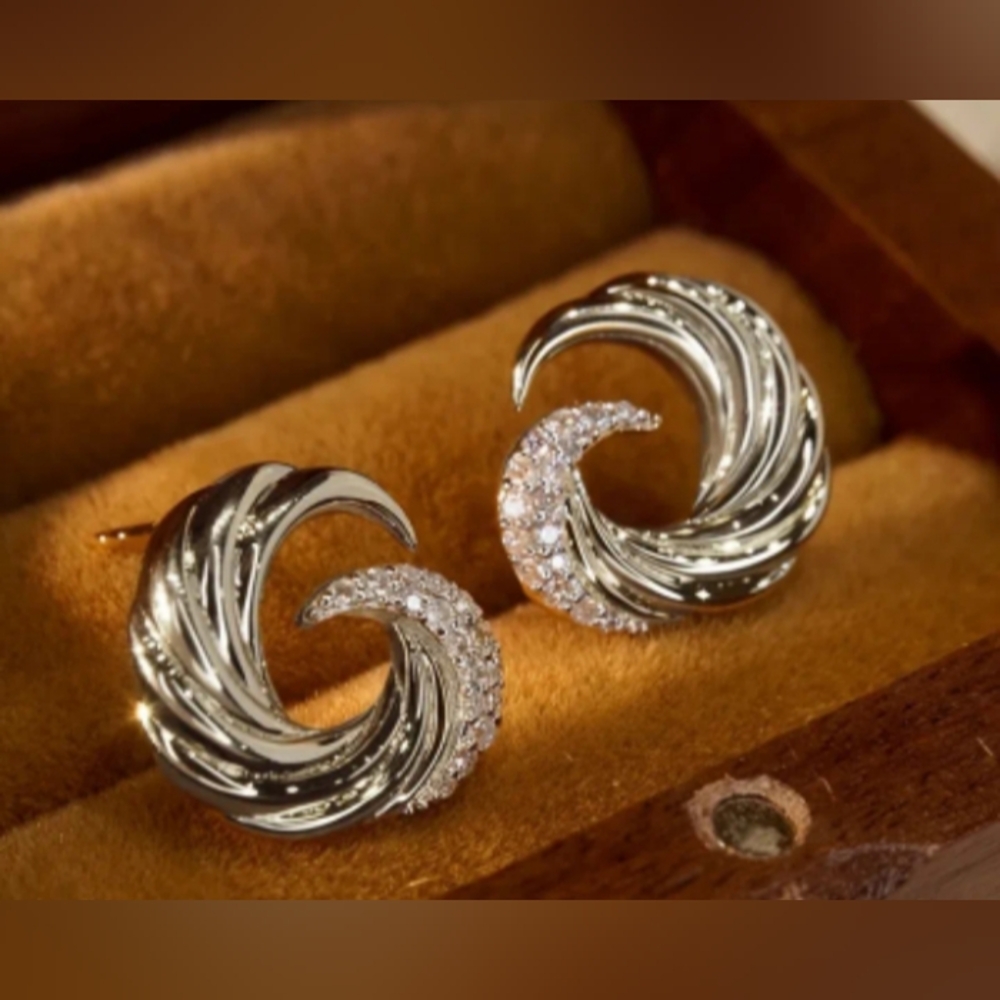♥️J Individually $10 Or Bundle 5/$20 Elegant Silver Swirl Earrings
